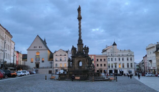 Ženy z Prahy prolézaly otvor sloupu na Dolním náměstí v Olomouci