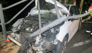 Auto zastavilo až zábradlí mostu. Nehoda u Hraběšic skončila zraněním