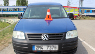 Řidička na Přerovsku zůstala mezi závorami. Před vlakem jednu prorazila