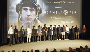 Osamělý vlk kombinuje hrané scény s unikátními archivními záběry z celého světa