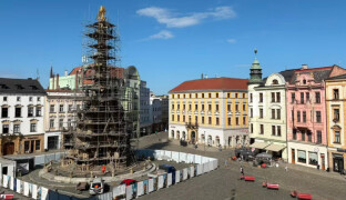 Po dvou letech mizí lešení. Sloup Nejsvětější Trojice ukáže proměnu