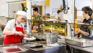 Děti chtěly víc jídla. Přerov zvětší porce školních obědů až o 14 procent