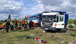 AKTUÁLNĚ: Vážná dopravní nehoda vlaku a nákladního auta v Prostějově