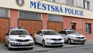 Olomouc řeší alkohol a žebrání. Strážníci mají letos už téměř 1200 přestupků