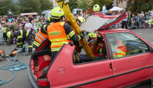 Sedm desítek let chrání Jeseník. Hasiči výročí oslavili ukázkami zásahů