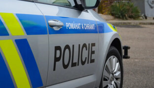 Smrtelný střet u Kojetína. Po srážce s náklaďákem skončila octavia v poli