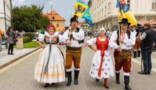 Prostějov čekají Hanácké slavnosti. Langerová, kroje i historické kočáry zdarma