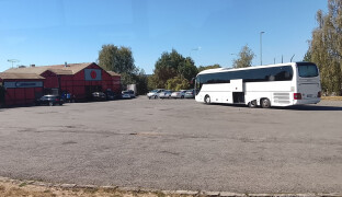 Konec chaotického parkování na frekventovaném místě. Hranice připraví 64 stání