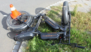 Opilý nezvládl elektrokolo. Nadýchal přes dvě promile a zůstal ležet na silnici