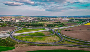 Kokorami projede 20 tisíc aut denně. D55 je má odvést, stavět se má letos