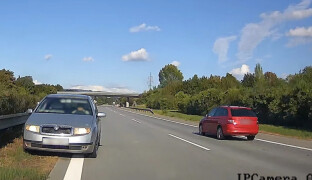 3,5 kilometru proti provozu. Devadesátiletého řidiče zastavila policie na krajské dálnici