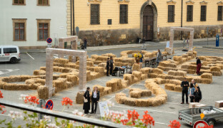Sláma v kašně nestačila. Instalaci v centru Olomouce poničili znovu