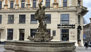 Voda z ní roky prosakovala. Merkurovu kašnu v Olomouci jako první chrání olovo