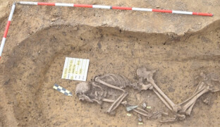 Obří nález pod D55. Archeologové odkryli hroby i 7 tisíc let staré osídlení