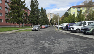 Ulici Svisle čeká velká oprava. Nový povrch dostane silnice i chodníky