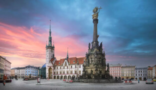 Sloup financoval sám, jeho dostavění se nedožil. Jaký je příběh autora olomoucké památky UNESCO?