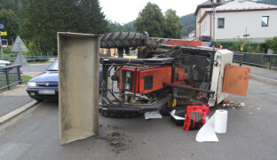 Na traktoriádě v Dluhonicích se převrátil traktor s vlečkou, jedenáct lidí je zraněných