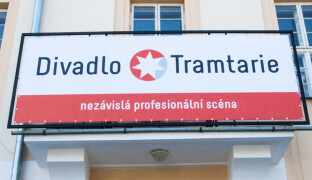 Tři ženy a záhadný cizinec. Tramtarie uvede Čarodějky z Lipníku