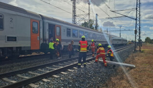AKTUÁLNĚ: Vlak u Olomouce narazil do pracovního stroje. Evakuovali přes 160 lidí