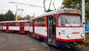 Řidička ho vykázala z tramvaje. Muž po ní hodil část kola a zranil ji