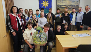 420 kilo odpadu. Školáci čistili Ecce Homo od pneumatik i částí aut
