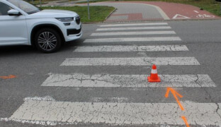 Chlapec skončil po střetu v nemocnici. Policie pátrá po řidiči červeného auta