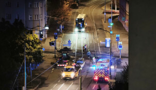 Ignoroval zákaz vjezdu. Na přejezdu v Olomouci prorazil všechny čtyři pneumatiky