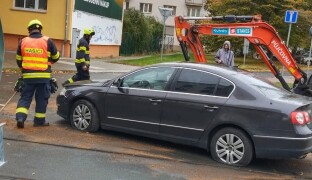 Opravovaný přejezd na Wolkerově je plný nehod neukázněných řidičů