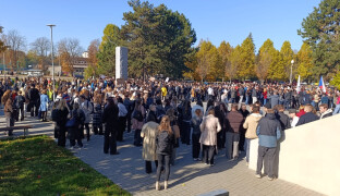 Čepičky jako Večerníček a ostrý vzkaz. Studenti v Olomouci vyšli bránit veřejnoprávní média