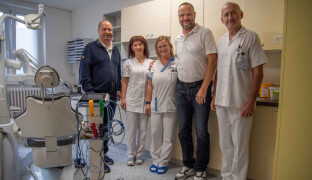Pastrňákův dres pomohl vybrat 72 tisíc. Fakultka má nový EKG přístroj
