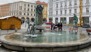 Stála 20 milionů a čekalo se na ni staletí. Příběh slavné olomoucké kašny