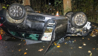 Cizí auto převrátil na střechu a odešel pryč. Mladík měl až 1,5 promile
