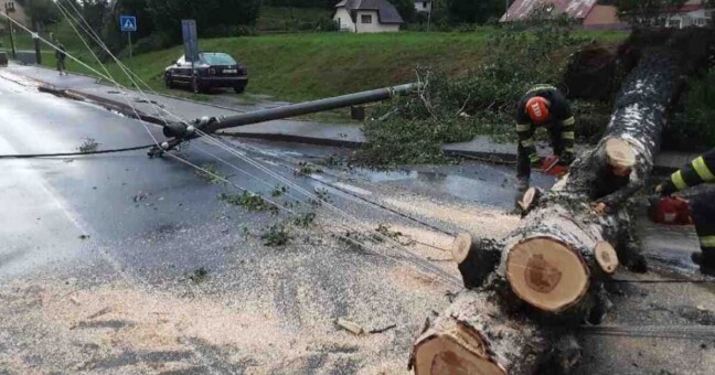 Hasiči v kraji od rána zasahují u desítek událostí spojených s bouřkami, foto: HZS OLK