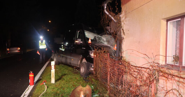 Mladík v Jeseníku usnul za volantem. S dodávkou se zastavil až o dům