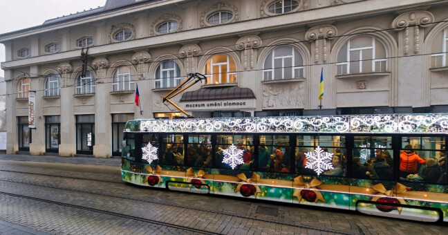 Foto jedné z vánočních tramvají předchozích let, zdroj: DPMO