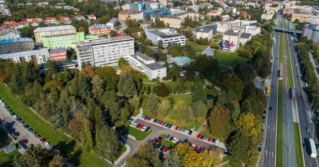 Frekventovaný chodník z Brněnské ulice do FNOL bude do konce prázdnin uzavřen. Ve spodní části fotografie parkoviště P2, foto: FNOL