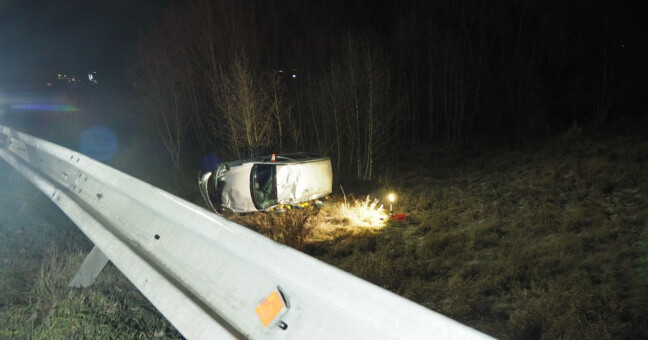 Námraza poslala auto u Bludova přes svodidla. Mladá žena vypadla při převrácení