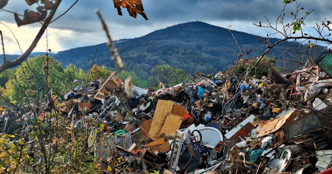 Skládka, která po povodni vznikla v České Vsi. Zdroj: Olomoucký Report