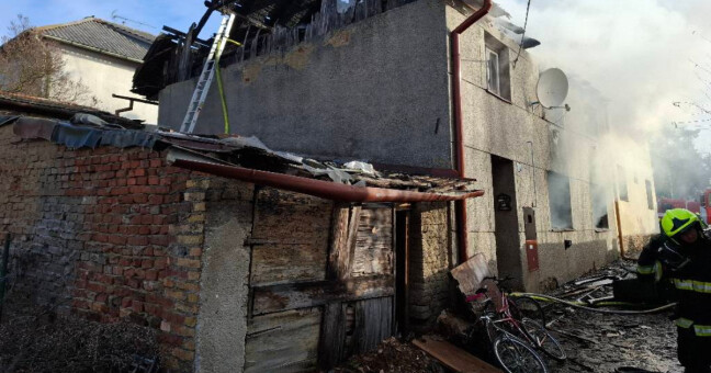 Uvnitř je uvězněná osoba, ohlašovali požár na Prostějovsku. Žena zemřela