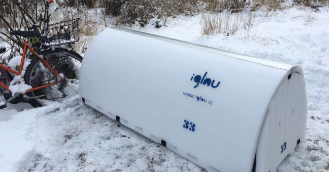 Přespat v iglú nebo v noclehárně. Mrazy ženou bezdomovce do tepla