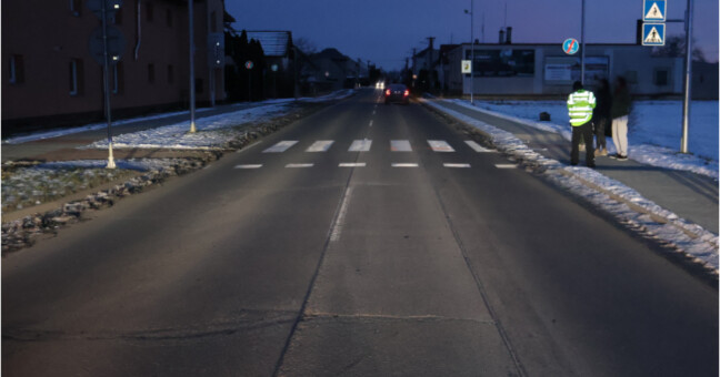 Dívku srazil na přechodu, ta utekla do školy. Policie hledá řidiče i svědky