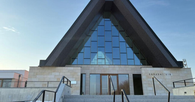 Aktuální foto obřadní síně a foto před rekonstrukcí, zdroj: město Přerov