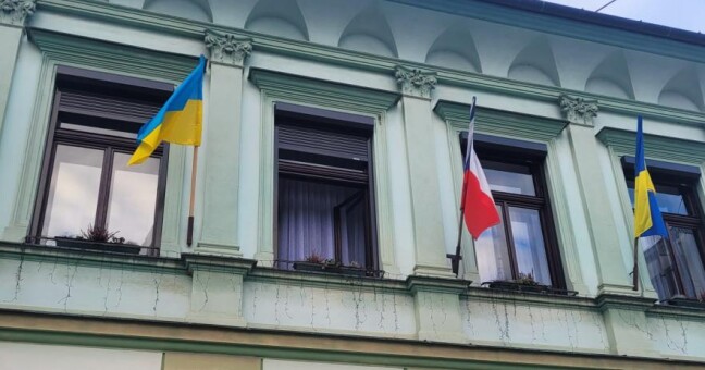 Na přerovské radnici vlaje ukrajinská vlajka. Olomouc je v den výročí bez připomínky
