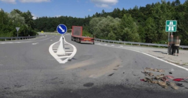 Dopravní nehoda u sjezdu na D35 | foto Policie ČR