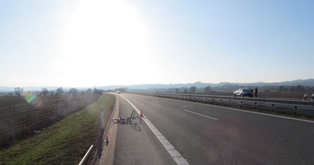 Utrpěl vážná zranění. Po srážce cyklisty a osobního vozidla vzlétnul vrtulník