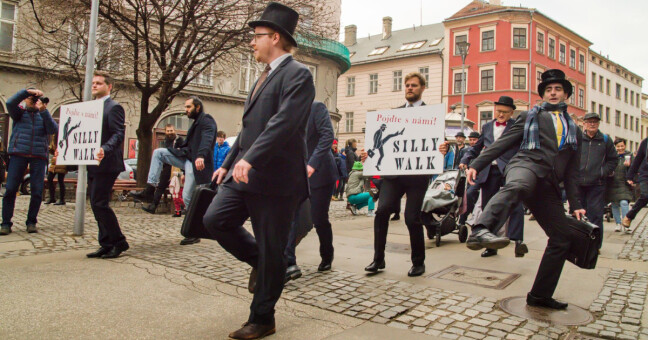 zdroj: Silly Walks - The International March