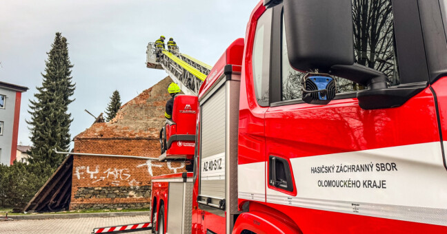 AKTUÁLNĚ: Hasiči zasahují na sídlišti v Lošticích, u destrukce