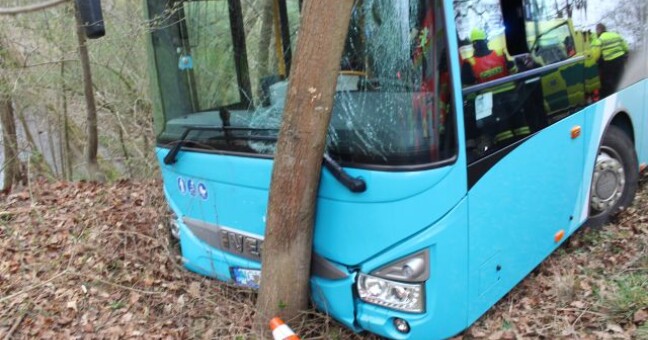 Skoro tři promile v krvi, ale pití alkoholu popřel. Řidič Arrivy boural u Přerova
