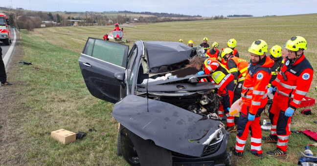 Čelní náraz řidičky Opelu s autobusem, odnesla to s vážným zraněním. Úsekem už projedete