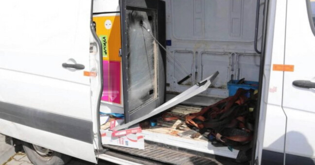 Zásilkový box neuměli otevřít, tak jej do dodávky naložili celý. Zdroj: PČR